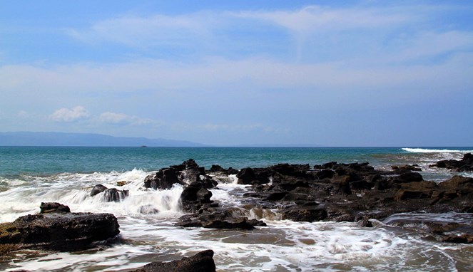 Pantai Karang Hawu [Image Source]
