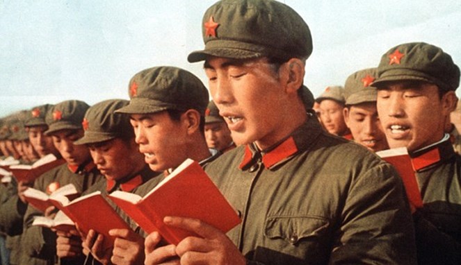 Para prajurit Tiongkok membaca buku merah [Image Source]