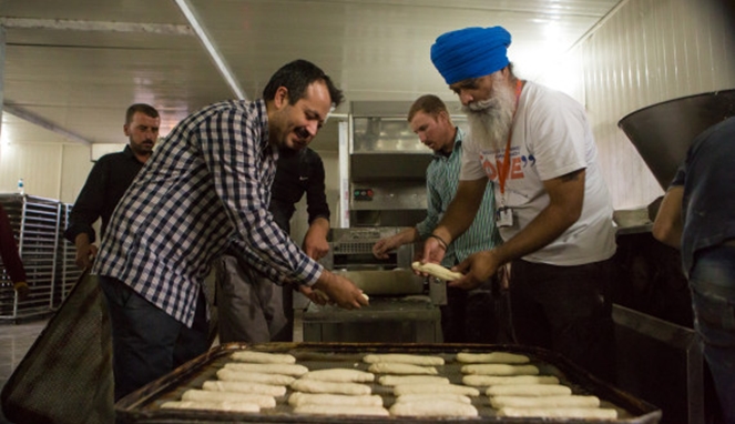 Salah Satu Kegiatan Amalnya Membagi-Bagikan Roti untuk Para Pengungsi [Image Source]