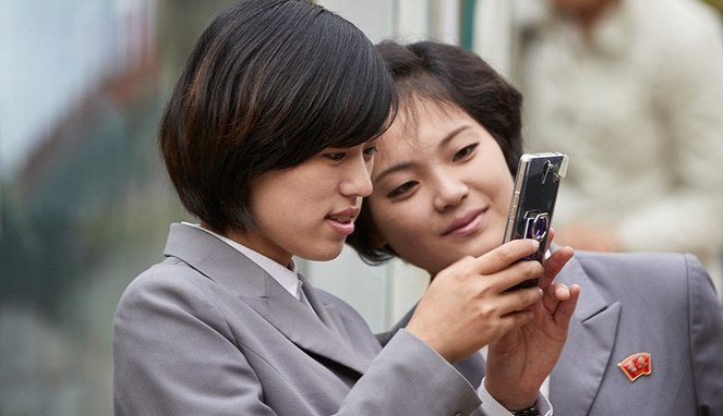 Seorang siswa Korut menggunakan smartphone [Image Source]