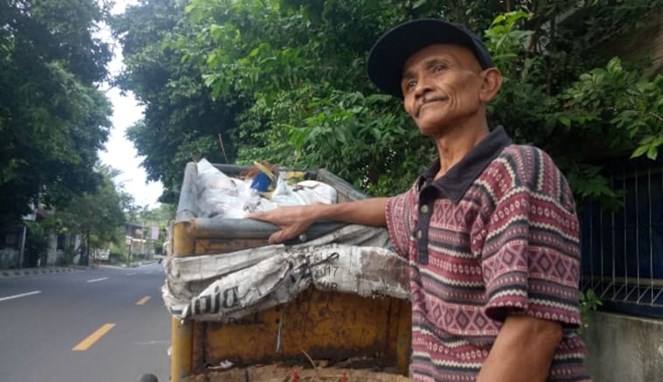 Kisah Jubaidi Tukang  Sampah  yang Dikagumi Presiden Jokowi 