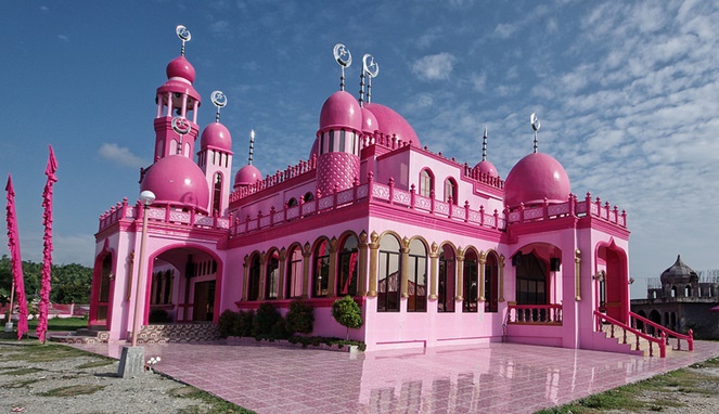 Dimaukom Masjid  Berwarna Pink di Filipina yang Merupakan 