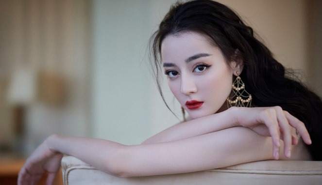 10 Potret Dilraba Dilmurat Aktris Keturunan Uighur Cantiknya Bak