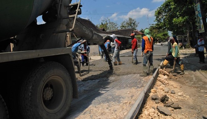 Pengecoran jalan umum yang gabungkan 3 desa di Grobogan. [Sumber Gambar]