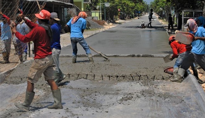 Proses pembangunan jalan yang dibangun Joko Suranto di Grobogan. [Sumber Gambar]