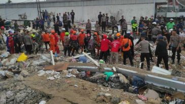 Tim evakuasi di lokasi Alfamart ambruk di Banjar, Kalimantan Selatan. [Sumber Gambar]