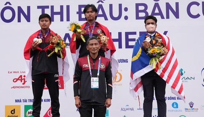 Arif (tengah) menerima medali emas saat Sea Games 2021. [Sumber Gambar]
