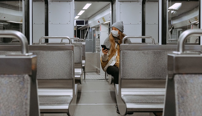 Ilustrasi orang memakai masker di transportasi umum. [Sumber Gambar]