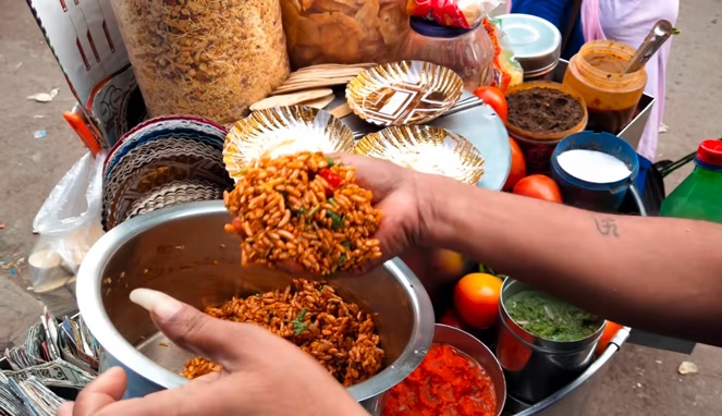 Makanan pinggir jalan di India disajikan dengan tangan kosong. [Sumber Gambar]