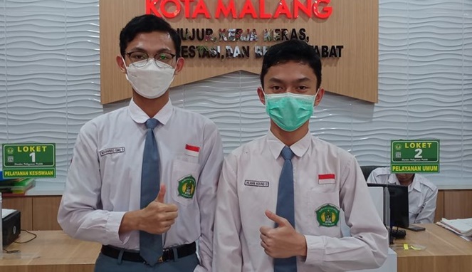 Mohammad Ismu Daud dan Hilman Agung Saputra, siswa MAN 2 Kota Malang. [Sumber Gambar]