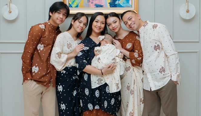 Nola Be3 bersama suami dan ke-4 anaknya. [Sumber Gambar]