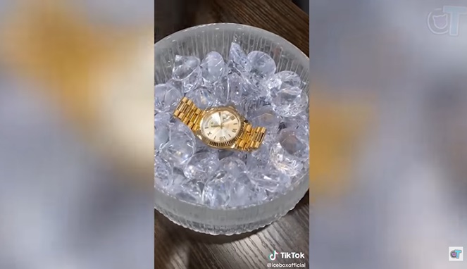 Pamer jam tangan mahal dengan cara aneh. [Sumber Gambar]