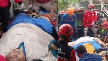 Proses evakuasi Aries menuju mobil untuk dibawa ke rumah sakit. [Sumber Gambar]