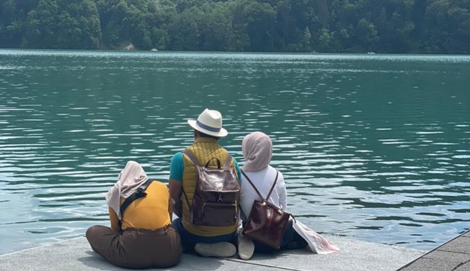 Ridwan Kamil, Atalia, dan Camilla di pinggir Sungai Aare, Swiss. [Sumber Gambar]
