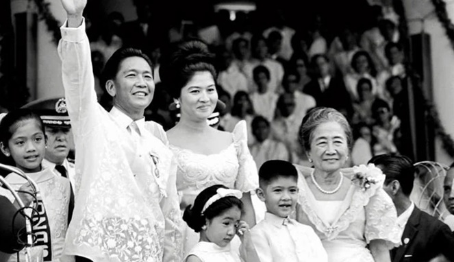 Imelda Marcos bersama Ferdinand Marcos dan anaknya. [Sumber Gambar]