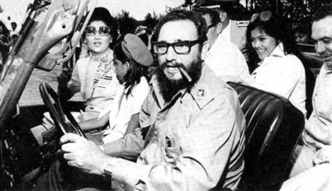 Imelda Marcos saat bertemu Fidel Castro. [Sumber Gambar]
