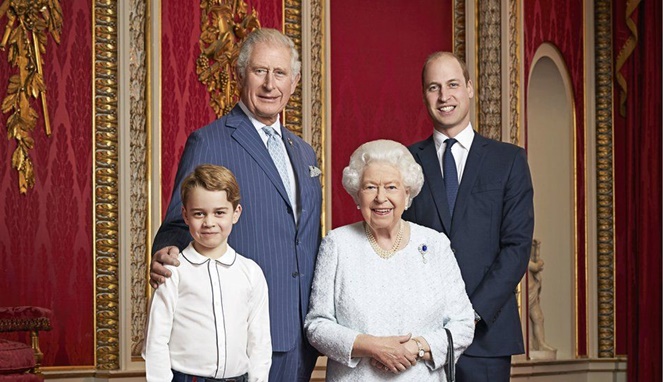 Ratu Elizabeth II bersama penerus takhta kerajaan Inggris. [Sumber Gambar]