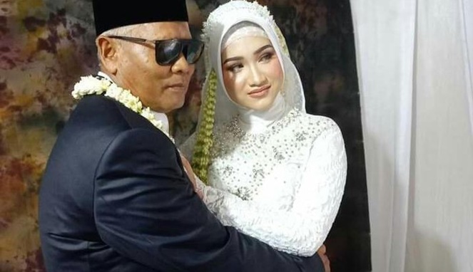 Kakek 63 tahun nikahi gadis 19 tahun di Cirebon. [Sumber Gambar]