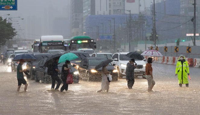 Kondisi jalan raya di Seoul yang dilanda banjir. [Sumber Gambar]