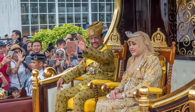 Sultan dan ratu Brunei.