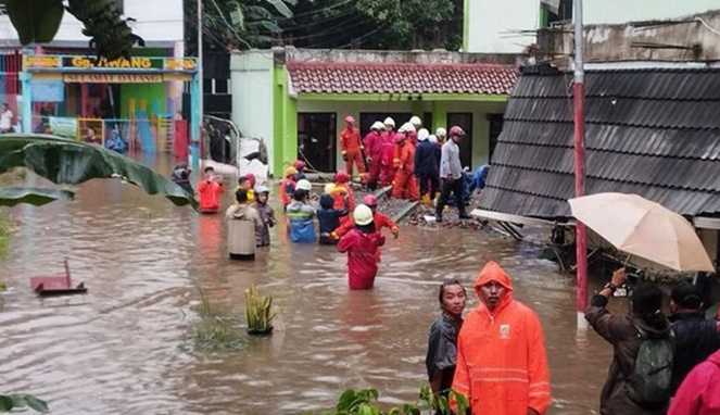 Kondisi banjir di MTsN 19 Jakarta pada Kamis. [Sumber Gambar]