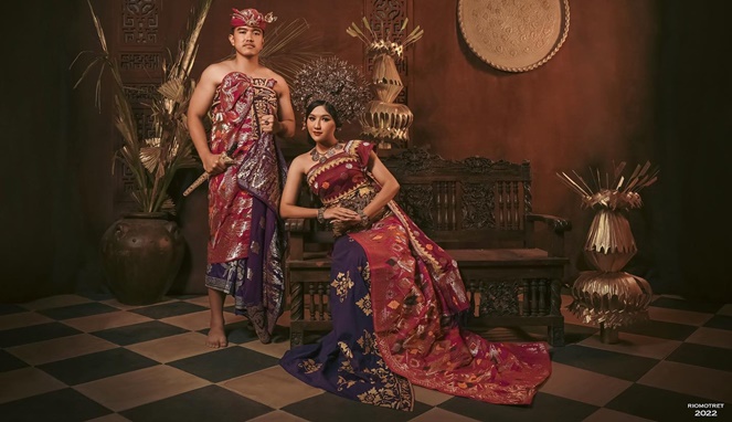 Kaesang dan Erina mengenakan pakaian adat Bali. [Sumber Gambar]
