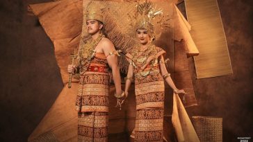 Kaesang dan Erina mengenakan pakaian adat Lampung Saibatin. [Sumber Gambar]